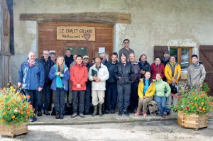 La visite de terrain jurassienne du GES-10 devant une auberge à Reculfoz, près de Mouthe (Doubs)